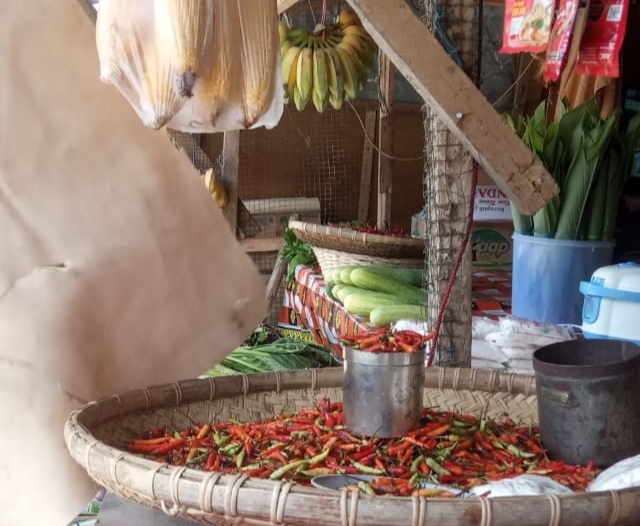 Harga Cabai di Pasar Pinasungkulan Sagerat, Bitung, Rp120 per kilo. (Franky Sumaraw) 