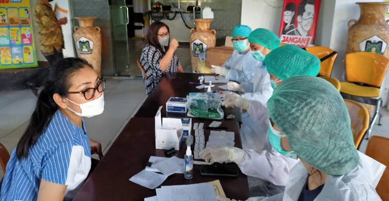 WAJIB: Pemeriksaan pengunjung sebelum masuk ke Mall Pelayanan Publik (MPP) Wale Kabasaran. Dok Julius/MP