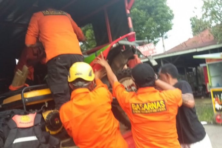 Tim gabungan Pos Pencarian dan Pertolongan (SAR) Kabupaten Limapuluhkota, Sumbar, Kamis (13/5/2021) bersiap berangkat melakukan pencarian tiga pemudik dari Riau yang menyebari sungai menuju Sumbar. (FOTO ANTARA/HO-SAR Limapuluh Kota