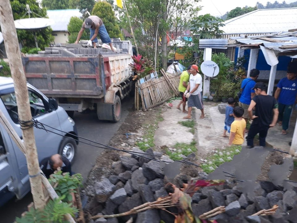 DIEKSEKUSI: Pelaksanaan program RTLH di tahun 2020, yang menyasar sejumlah rumah tidak layak huni di Kota Tomohon. Dok Istimewa
