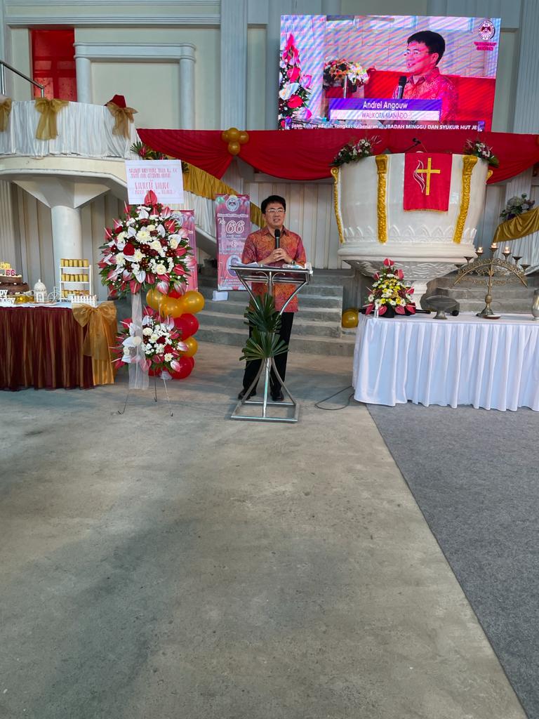 Wali Kota Manado Andrei Angouw saat membawakan sambutan di HUT ke-66 GMIM Getsemani Sakobar.