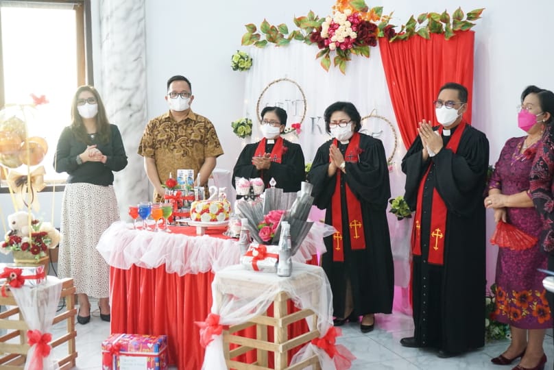 Wakil Wali Kota Manado dr. Richard H. Sualang beserta Wakil Ketua TP-PKK Kota Manado dr. Merry Sualang-Mawardi menghadiri ibadah syukur Hari Uang Tahun (HUT) ke-25 jemaat GMIM Betlehem Teling Atas, Minggu (16/5) kemarin