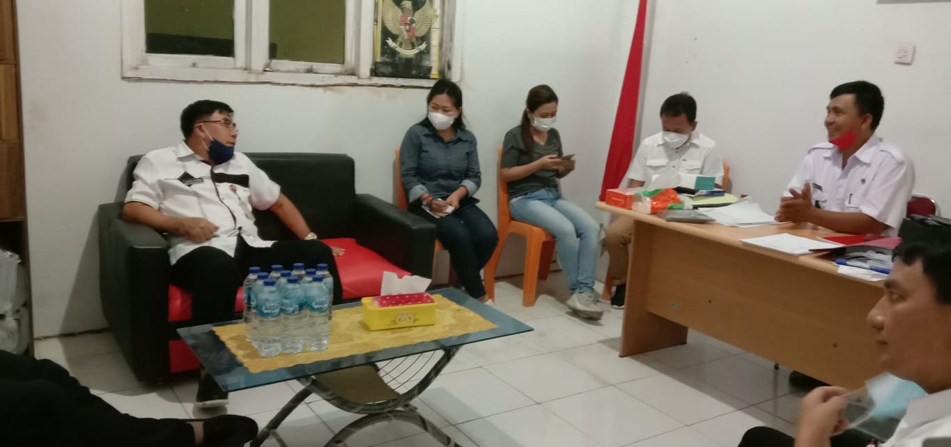 TURUN LANGSUNG: Kepala Dinas PMD Sulut Royke Mewoh, saat melakukan konfirmasi dan klarifikasi dugaan penyalahgunaan Dandes di Desa Kilometer Tiga, Kabupaten Minsel, belum lama ini. (Balladewa/MP)