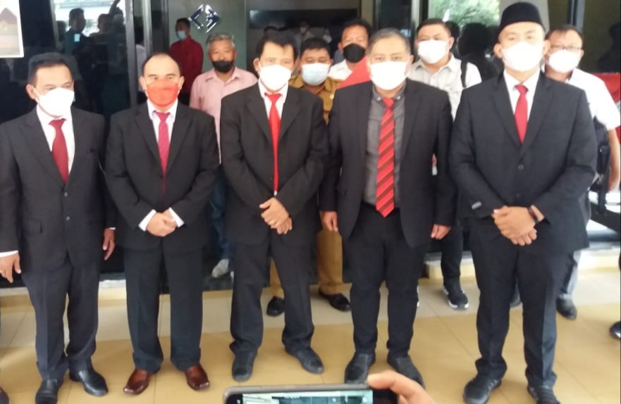 Dirut PD Pasar Manado dr Roland Roeroe (kedua dari kanan) bersama jajaran direksi.