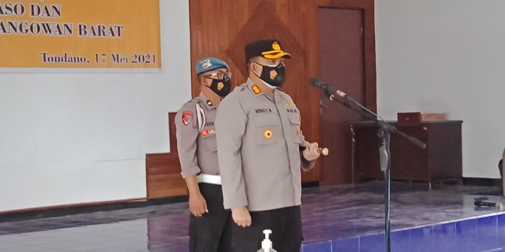 Kapolres Minahasa AKBP Henzly Moningkey SIK MSi ketika memimpin sertijab, di Aula Tanda Trisna Mako Polres Minahasa, Senin (17/5).