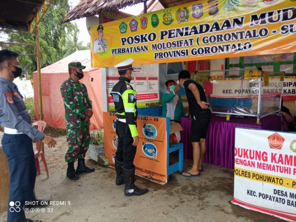 MASIH KETAT: Pemeriksaan suhu oleh petugas di perbatasan Gorontalo bagi setiap warga yang masuk ke provinsi Gorontalo. Foto: humas polda