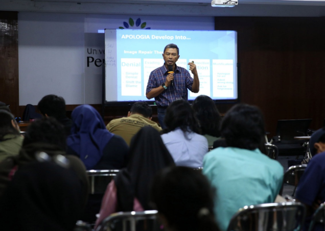 Wakil Rektor Bidang Akademik dan Kemahasiswaan Universitas Pertamina  Budi Soetjipto saat memberikan penjelasan, bagi mahasiswa Universitas Pertamina. (Pertamina for MP)