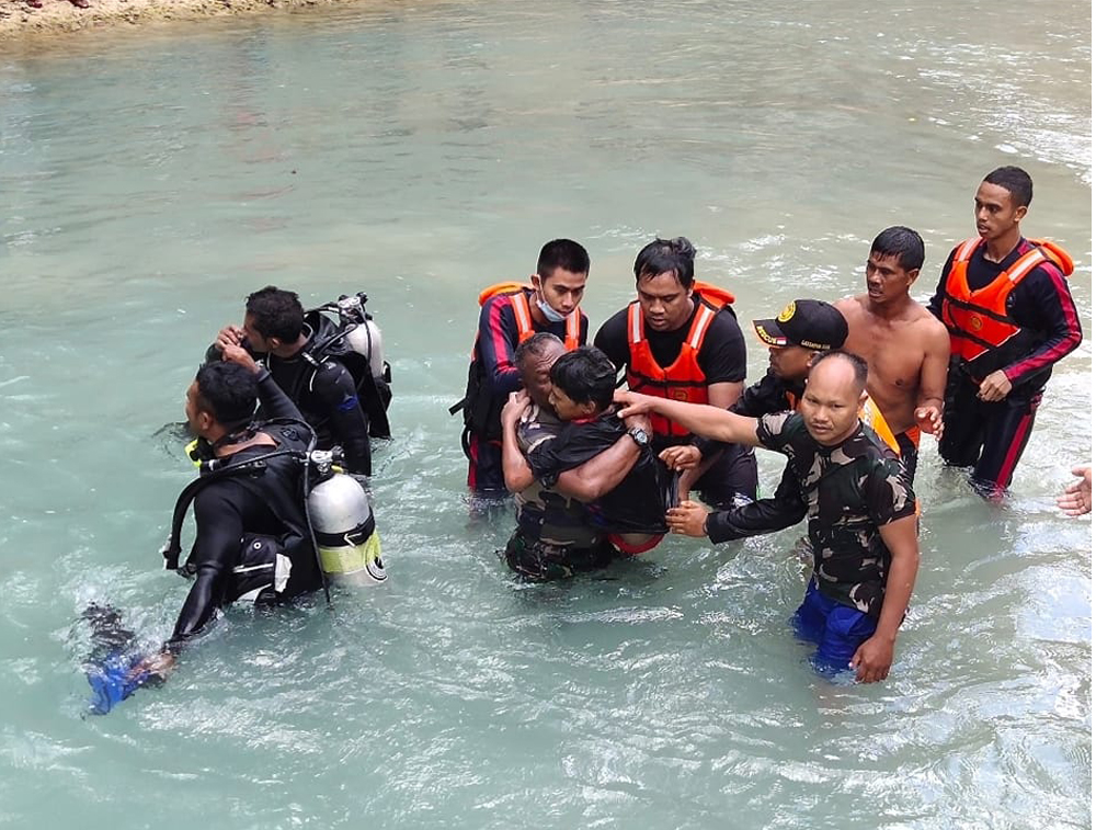 Tim SAR Gabungan, saat menemukan Leonard Laimeheriwa dalam kondisi selamat. Foto: Dok. TIM SAR
