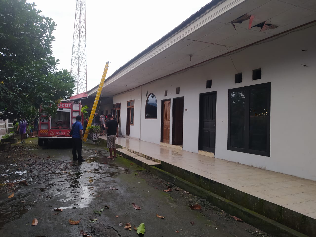 Dua unit mobil pemadam kebakaran saat memadamkan api di salah satu ruangan studio DC FM Kotamobagu. Foto: Yusuf