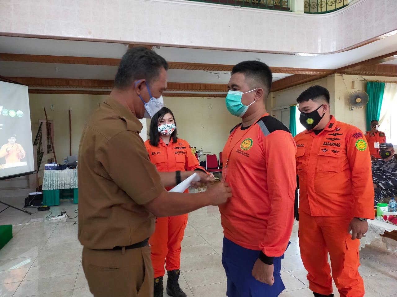 Kegiatan Pelatihan Teknis Pertolongan di Permukaan Air bagi Potensi Pencarian dan di Hotel Tahuna, Selasa (18/5) (Sriwani/Manado Post)