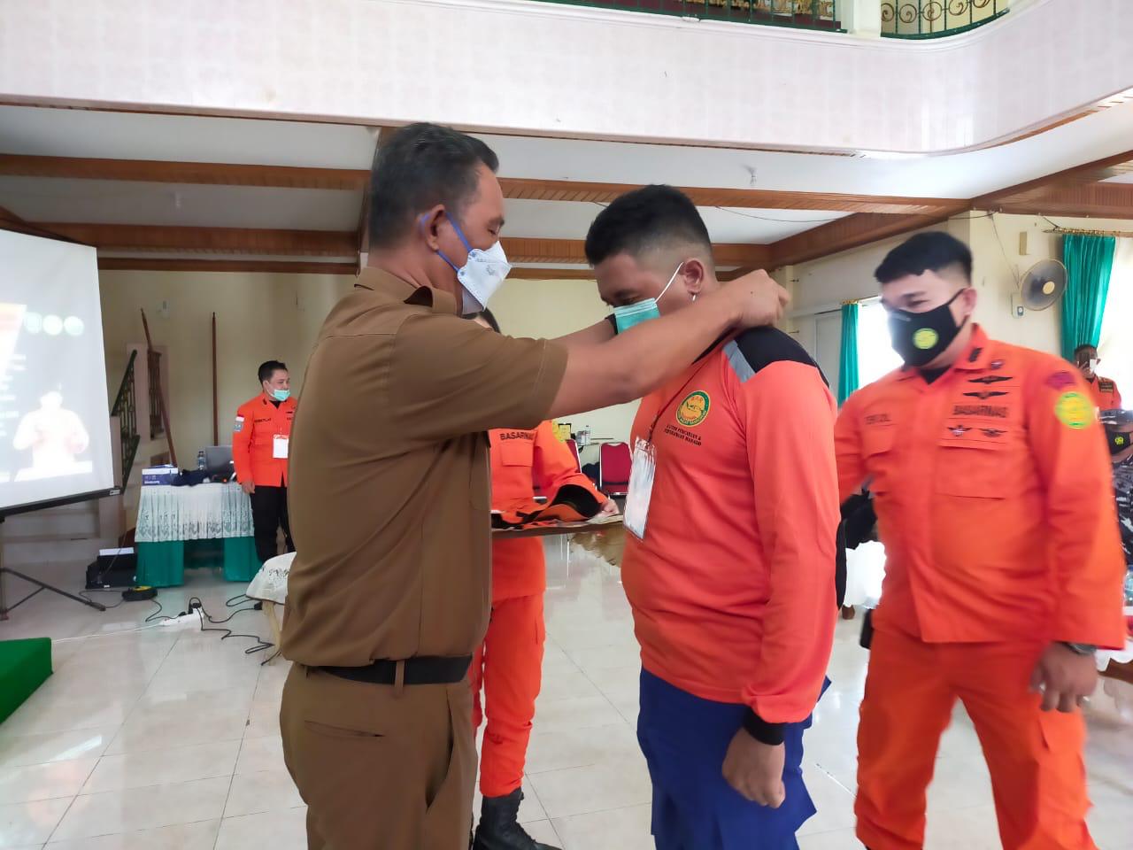 Pengalungan tanda peserta oleh Sekkab Sangihe Harry Wolf (Sriwani/Manado Post)