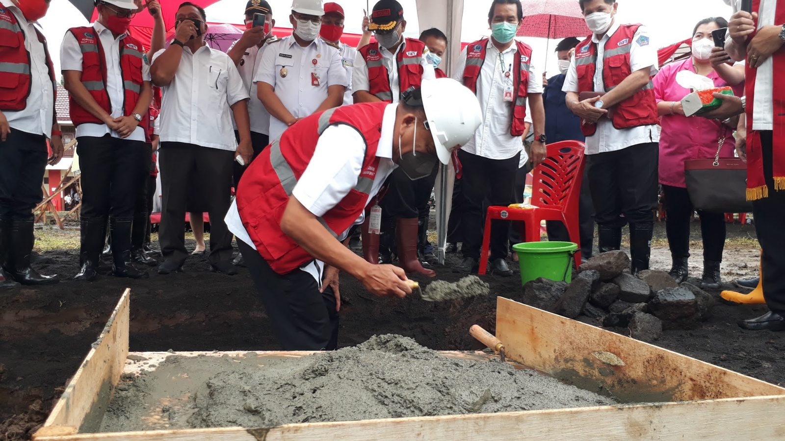 SDM: Gubernur Sulut Olly Dondokambey saat melakukan Groundbreaking pembangunan proyek sarana dan prasarana SMA N 1 Kalawat, Kabupaten Minut. (Balladewa/MP)