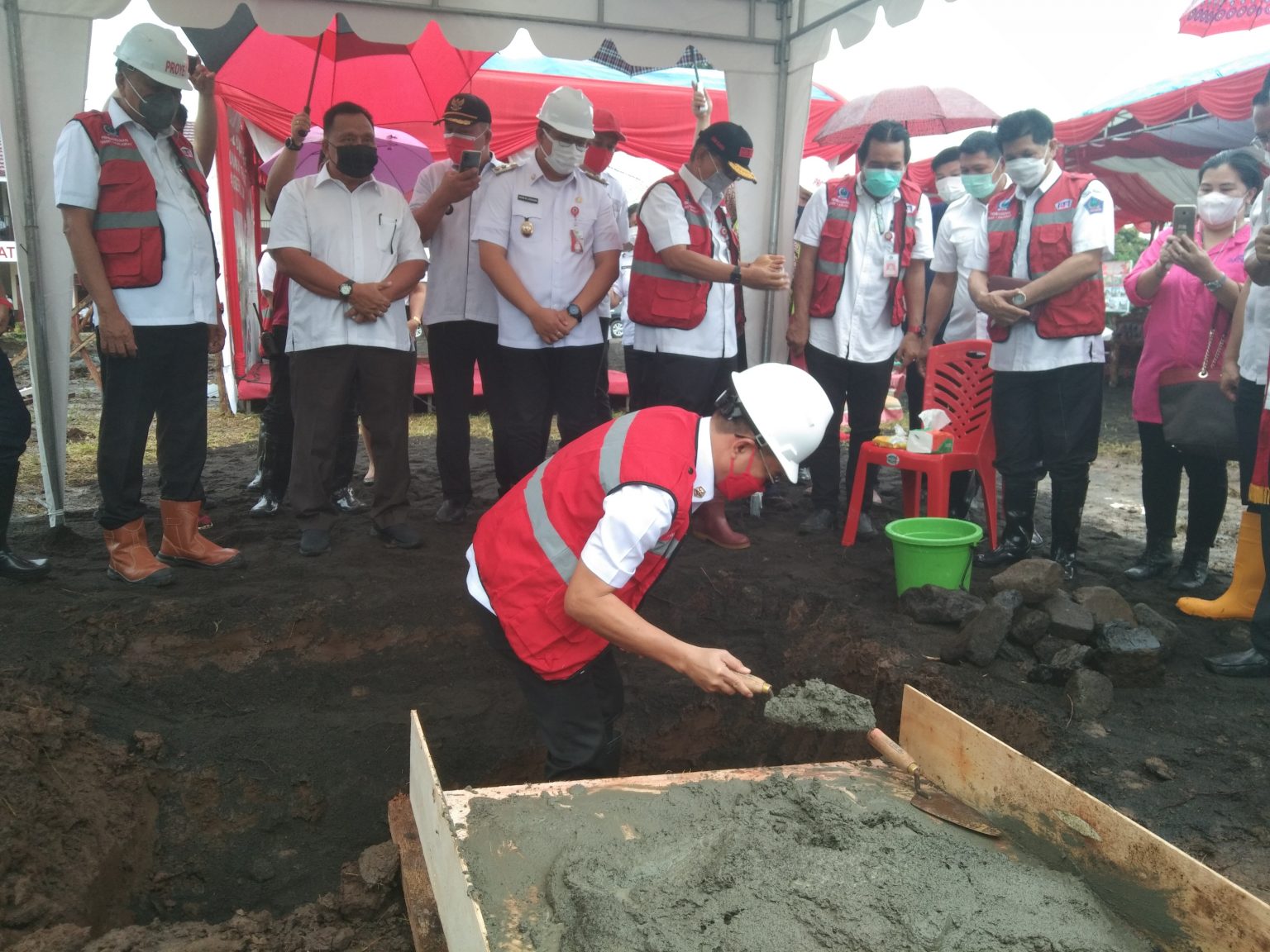 Bupati Joune Ganda dan Wakil Bupati Kevin W Lotulung mendampingi Gubernur Olly Dondokambey meletakkan batu pertama pembangunan sarana dan prasarana SMAN 1 Kalawat di Desa Kolongan, Kecamatan Kalawat, Rabu (19/5).