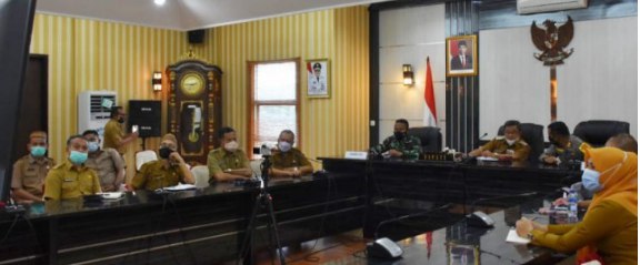 Bupati Gorontalo Utara Indra Yasin, memimpin rapat bersama Forkopimda terkait masa pengetatan perjalanan pada 18 Mei hingga 24 Mei 2021. Foto: istimewa