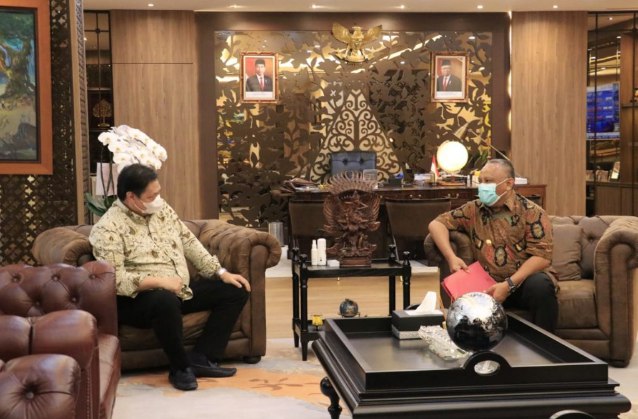 Gubernur Gorontalo Rusli Habibie (kanan) saat bertamu di kantor Menko Perekonomian Airlangga Hartarto di Jakarta, Rabu (19/5/2021). Foto: Dzakir-BPPG. 