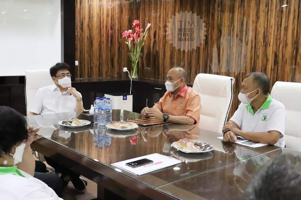 Wali Kota Manado Andrei Angouw menerima Panitia Penyelenggara SMANSA Manado Peduli Lingkungan