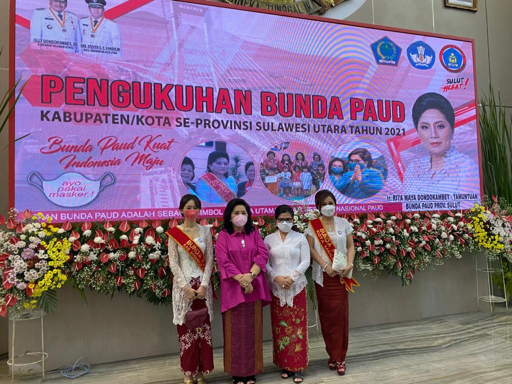 Bunda PAUD Minut Rizya Ganda-Davega bersama Bunda PAUD Sulut Rita Dondokambey-Tamuntuan dan Ivone Silangen-Lombok, istri Sekprov Edwin Silangen.