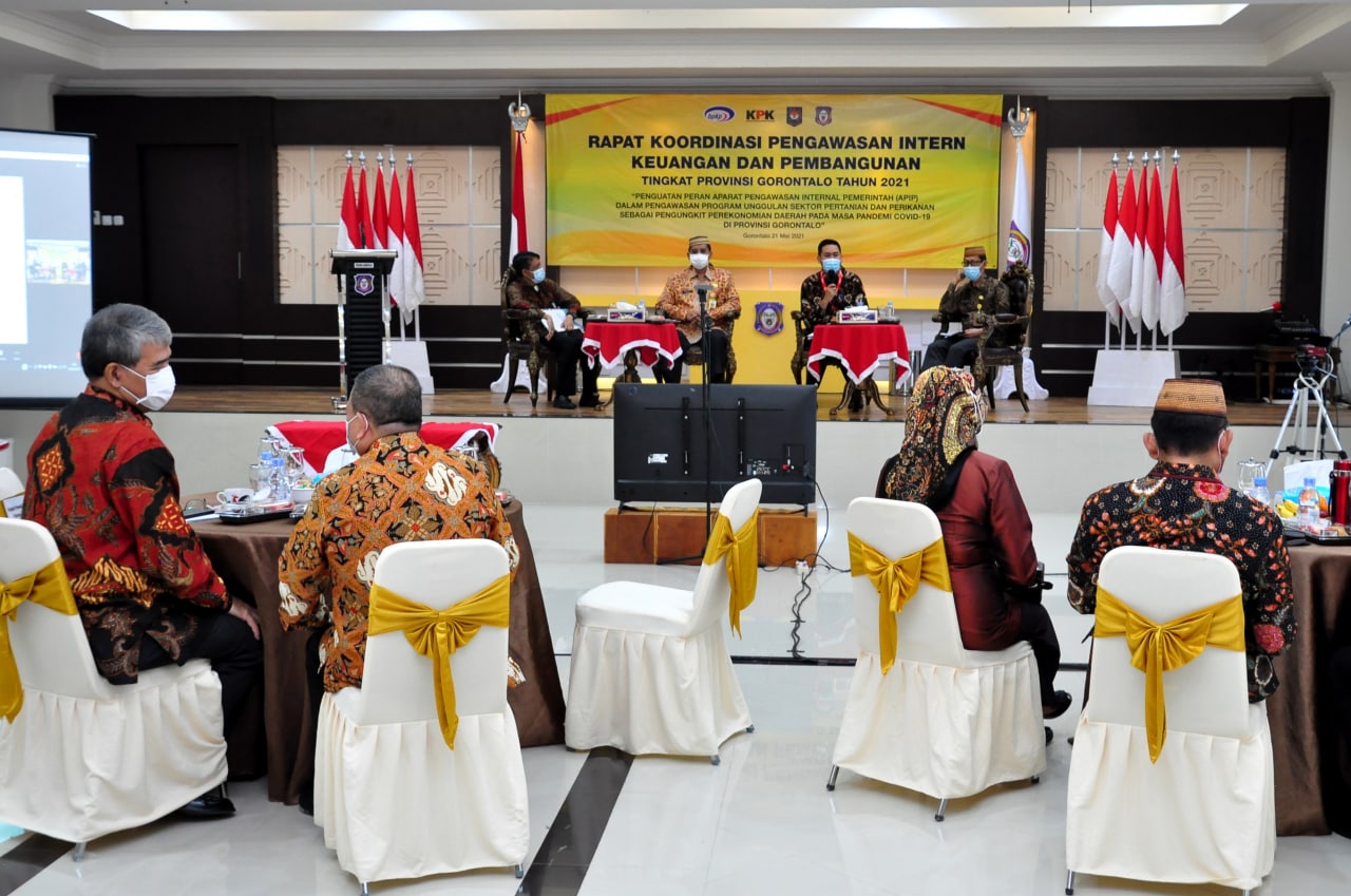 Kepala Satgas Korsup Wilayah IV KPK RI, Wahyudi (kedua kanan, depan), memberikan materi pada Rakor Pengawasan Intern Keuangan dan Pembangunan tingkat Provinsi Gorontalo di aula rumah jabatan Gubernur Gorontalo, Jumat (21/5/2021).  Foto : Haris