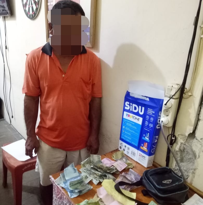 Pelaku saat diamankan kepolisian beserta barang bukti.