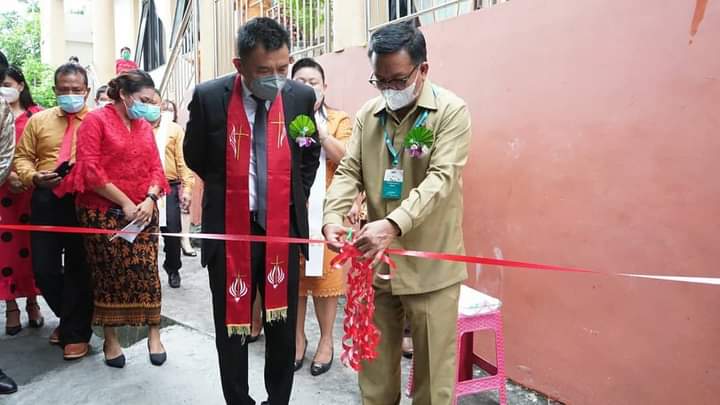 Wali Kota Bitung Ir Maurits Mantiri, meresmikan gedung belajar GMIM Musafir Sagerat, Jumat (21/5). (istimewa)