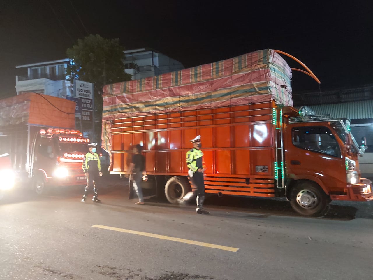 KRYD Satlantas Polres Bitung di depan Mako Polres Bitunf, Sabtu (22/5) malam. (Istimewa)