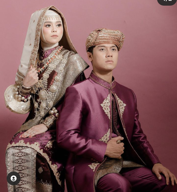 Rizky Billar dan Lesty Kejora dalam balutan baju adat Minang.