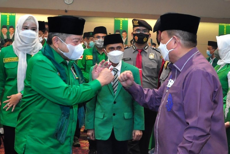 Suharso Monoarfa (kiri) bersalaman dengan Wakil Gubernur Idris Rahim. Foto: Haris/GP