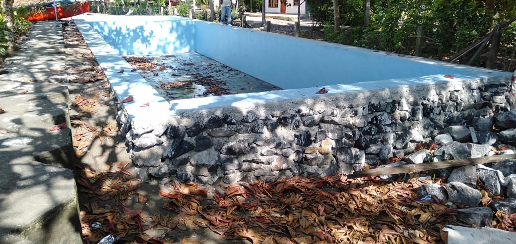 Kolam renang yang dibangun di Desa Molinow belum tuntas dikerjakan sedangkan anggaran telah habis. Terkait itu, masyarakat minta Inspektorat dan Kejaksaan Periksa Dana Desa Tahun 2020.