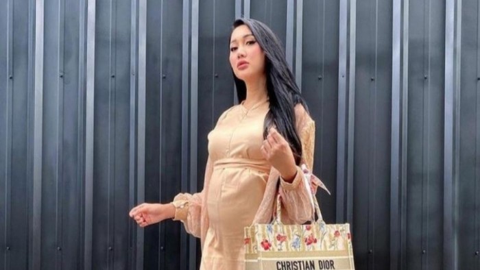 Lucinta Luna saat memamerkan perut buncitnya