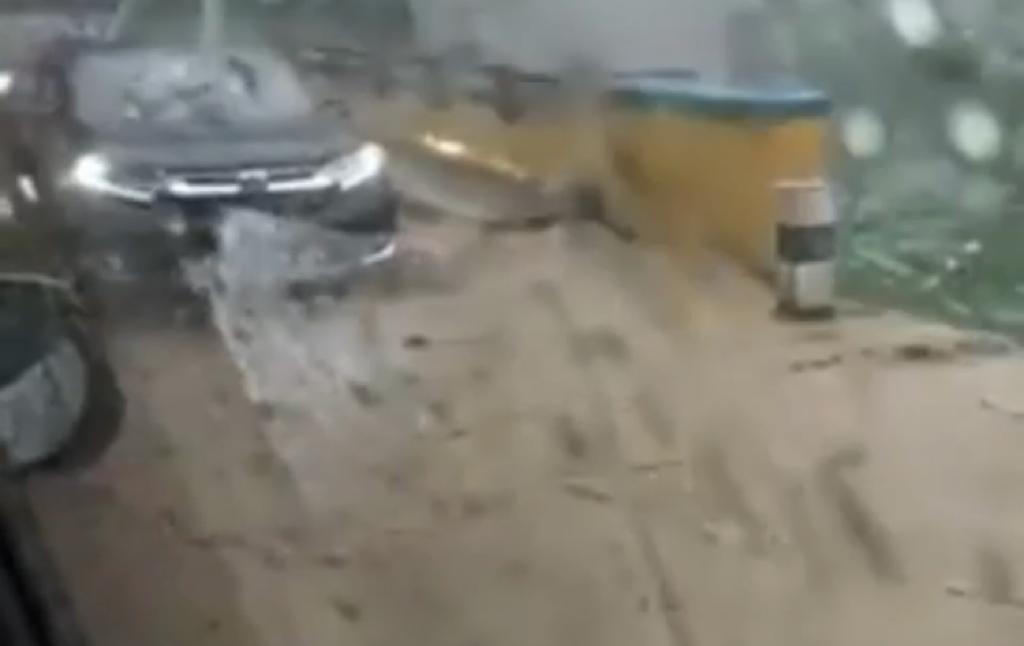 Jembatan Tinoor di jalur Manado-Tomohon, tergenang air bercampur lumpur, Senin (24/5). (Screenshot FB Ando Paat)