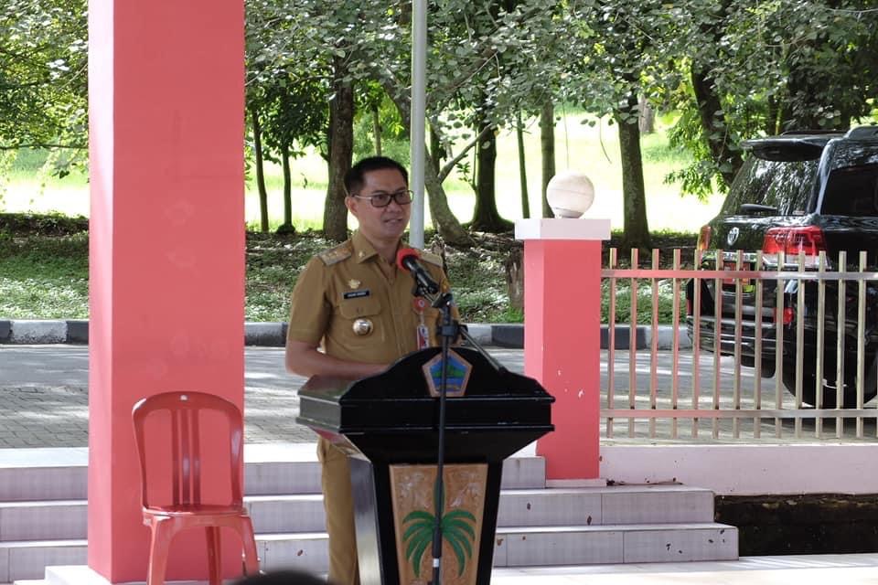 Bupati Joune Ganda, Wakil Bupati Kevin W Lotulung, Sekretaris Daerah Jemmy Kuhu, Pabung 1310/Bitung Mayor Inf Jemmy Lotulung, para Asisten Setda dan Kepala OPD, mengikuti Ibadah Oikumene, yang dipimpin Gembala KGPM Desa Tetey, Kecamatan Dimembe, Pdt Joyke