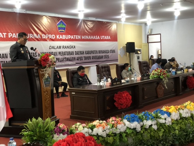 Bupati Joune Ganda memberikan sambutan dalam rapat paripurna DPRD Minut, Senin (24/5).
