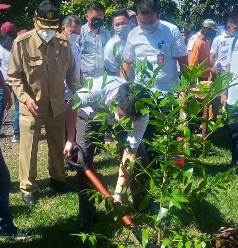 Wali Kota Manado Andrei Angouw menanam pohon