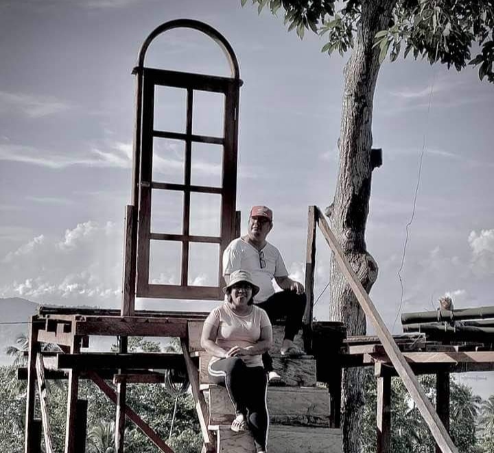 Ketua DPRD Kota Bitung Aldo Ratungalo bersama istri Fenny Tuange berfoto di salah satu spot di Blessing Hill. (facebook @Aldo Ratungalo)