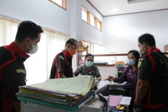 Proses pemeriksaan oleh tim penyidik Kejari Karangasem, Bali, Selasa (25/5). (Ayu Khania Pranisitha/Antara)