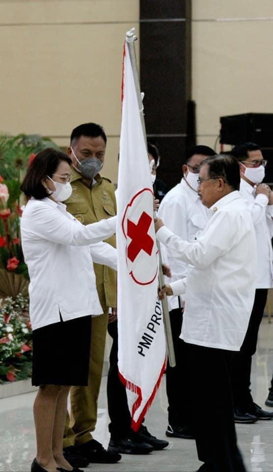 SAH: Penyerahan Pataka oleh Ketum Jusuf Kalla kepada Annie Dondokambey.