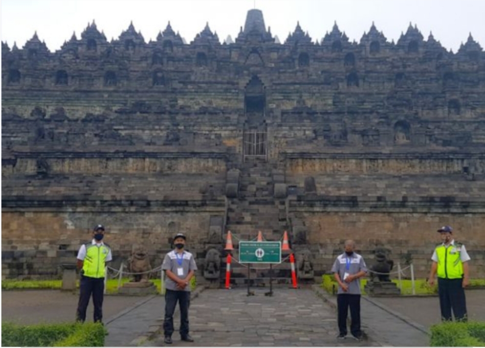 Penjagaan di Candi Borobudur Selasa, (25/5/2021). Perayaan Waisak ke 2565 di Candi Borobudur Kabupaten Magelang resmi ditiadakan. Seperti halnya tahun 2020 lalu. Karena pandemi Covid-19. Umat Buddha pun dianjurkan cukup merayakan di beberapa wihara. Itu p
