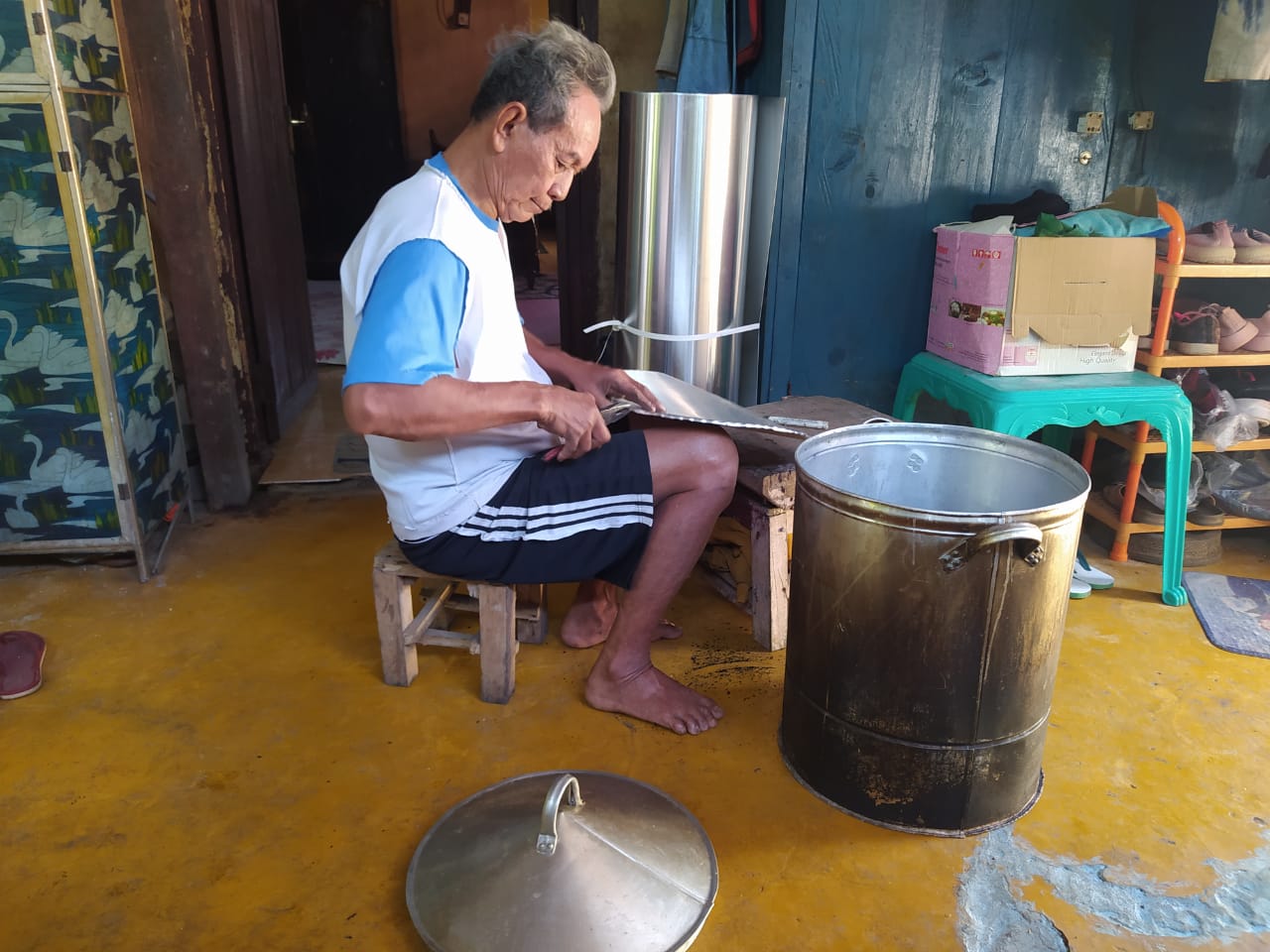 Papa Pian saat sedang memperbaiki alat dapur di lokasi tempat usahanya yang terletak di desa Kobo Kecil Kecamatan Kotamobagu Timur. Foto : Yusuf