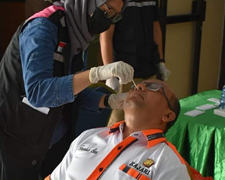 Kajari Bitung Frankie Son, SH, MM, MH, menjalani tes swab antigen. (Istimewa)