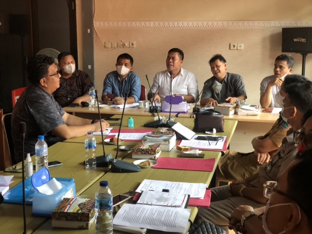 Suasana hearing Komisi I DPRD Minut dengan Asisten I, Kadis DinsosPMD, Camat Kema, BPD Kema Satu dan perangkat desa yang diganti serta Pj Kumtua Israel Pangemanan, beberapa waktu lalu.