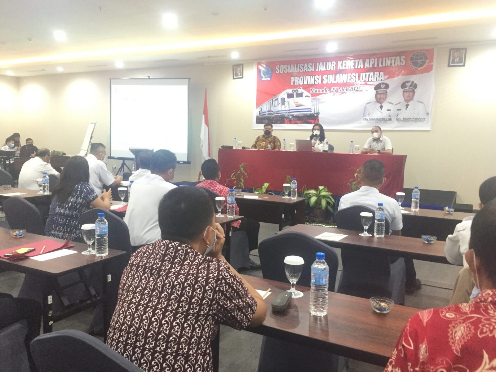 PEMANTAPAN: Kepala Dinas Perhubungan Sulut Lynda Watania saat menggelar sosialisasi jalur kereta api lintas Provinsi Sulut. (Balladewa/MP)