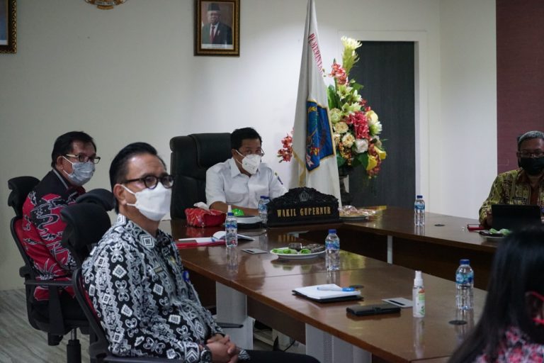 KOORDINASI: Wakil Gubernur Sulut Steven Kandouw bersama jajaran saat menghadiri Rakornas pengawasan intern pemerintah secara virtual yang dibuka oleh Presiden Joko Widodo. (Balladewa/MP)
