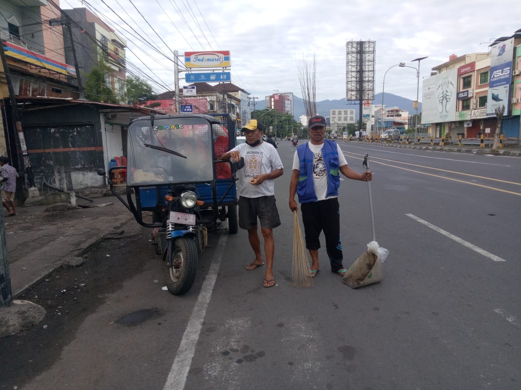 Petugas kebersihan di Kecamatan Sario. (Rena Rori)