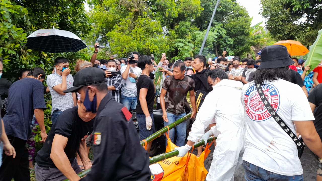 Evakuasi jasad diduga Ferry Kalesaran yang dilakukan Tim Resmob Polda Sulut.