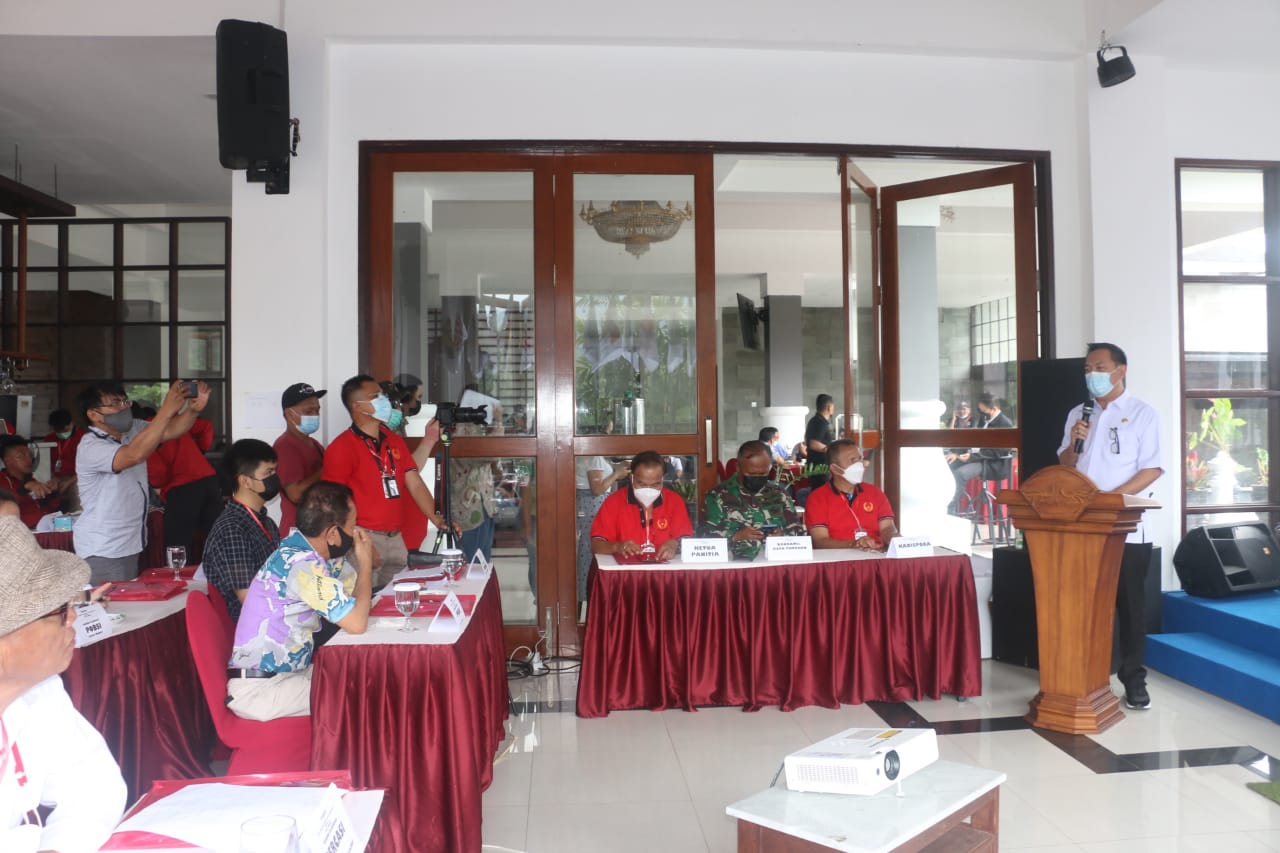 RESMI BERGULIR: Wali Kota Caroll Senduk SH saat membuka pelaksanaan Musorkot ke-III KONI Tomohon, Jumat (28/5/2021) di Hotel Grand Master, Kelurahan Kakaskasen. Dok Julius/MP