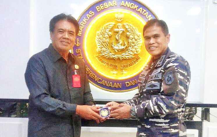 Bupati Kepulauan Sangihe Jabes Gaghana saat bertemu Asisten Perencanaan dan Anggaran (Asrena) Kasal Laksda Muhammad Ali SE MM (Istimewa)