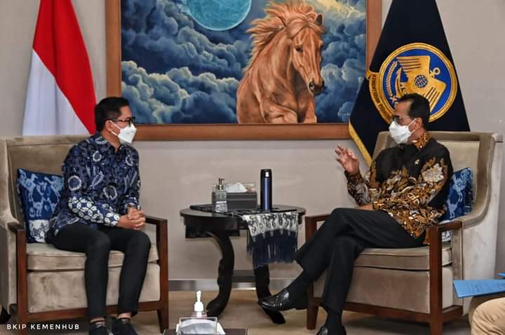 Suasana pertemuan Bupati Minut Joune Ganda dengan Menhub Budi Karya Sumadi di kantor Kemenhub, Jumat (28/5).