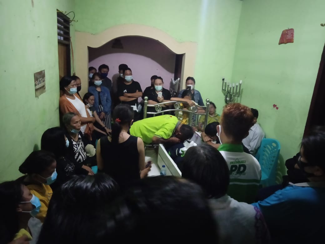 Suasana di rumah duka dari korban Gerald Suatan, tadi malam.