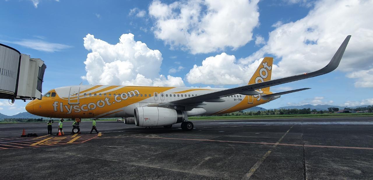 Pesawat Airbus A320 Scoot Tigerair saat landing di Bandara Internasional Samrat, kemarin