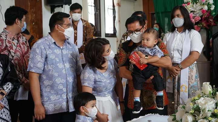 Bupati Joune Ganda menjadi orang tua baptis Kiefer Lotulung, putra Wakil Bupati Kevin W Lotulung dalam peneguhan di GMIM Moria Kolongan, Minggu (30/5).